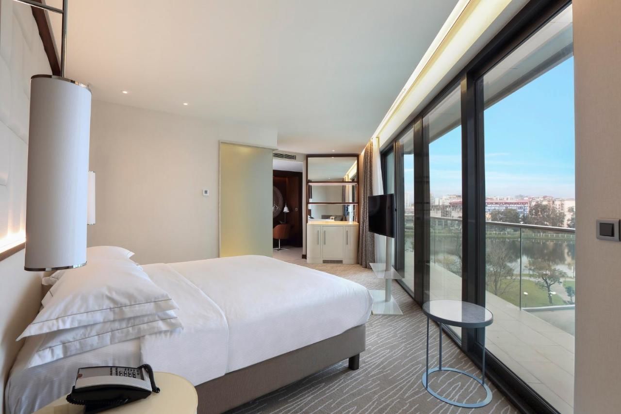 Отель Hilton Batumi Батуми-38