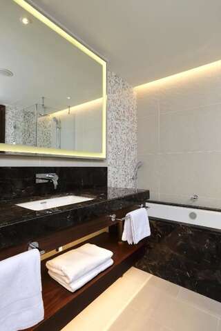 Отель Hilton Batumi Батуми Номер с кроватью размера «king-size»-5